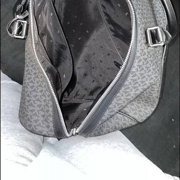 Used Michael kors weekender bag!! - Picture 4 of 9